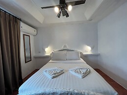 Big Boys' Bed & Burger