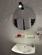 Big Boys' Bed & Burger