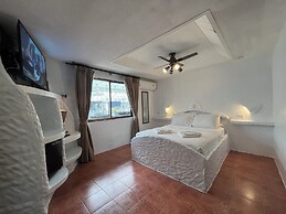 Big Boys' Bed & Burger