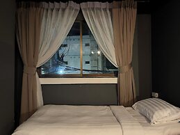 Big Boys' Bed & Burger