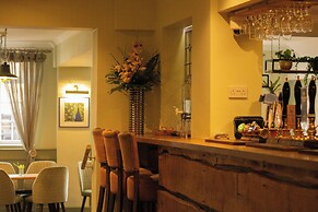 The Old Fourpenny Shop Hotel