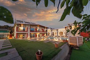 Treebo Winter Town Venna Lake