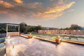 Treebo Winter Town Venna Lake