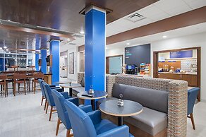 Holiday Inn Express & Suites Lexington W - Versailles by IHG