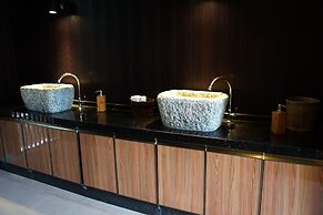 Yangshuo Mountain Retreat