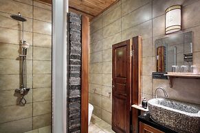 Yangshuo Mountain Retreat