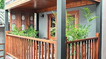 Yangshuo Mountain Retreat