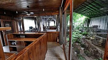 Yangshuo Mountain Retreat