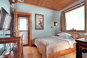 Yangshuo Mountain Retreat