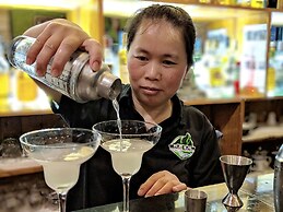 Yangshuo Mountain Retreat