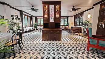 Yangshuo Mountain Retreat