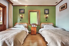 Yangshuo Mountain Retreat