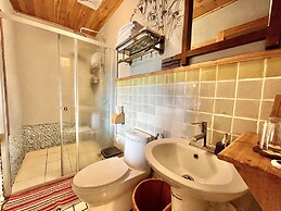 Yangshuo Mountain Retreat