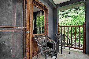 Yangshuo Mountain Retreat