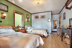 Yangshuo Mountain Retreat