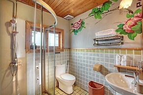 Yangshuo Mountain Retreat