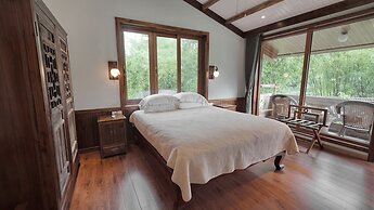 Yangshuo Mountain Retreat