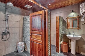 Yangshuo Mountain Retreat