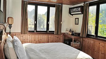 Yangshuo Mountain Retreat