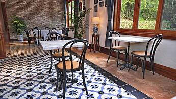 Yangshuo Mountain Retreat