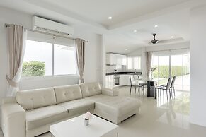 BaanPromphun Pool Villa by BV