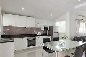 BaanPromphun Pool Villa by BV