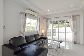 BaanPromphun Pool Villa by BV