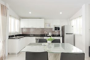 BaanPromphun Pool Villa by BV