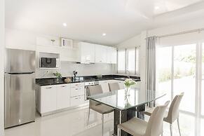 BaanPromphun Pool Villa by BV