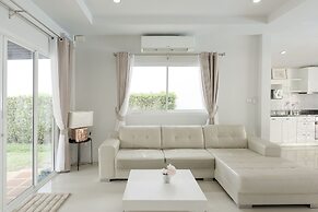 BaanPromphun Pool Villa by BV