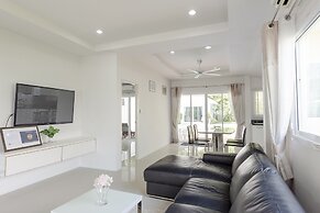 BaanPromphun Pool Villa by BV