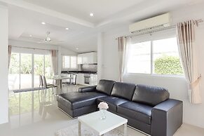 BaanPromphun Pool Villa by BV