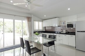 BaanPromphun Pool Villa by BV