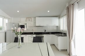 BaanPromphun Pool Villa by BV