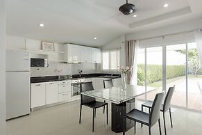 BaanPromphun Pool Villa by BV