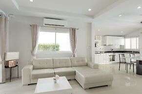 BaanPromphun Pool Villa by BV