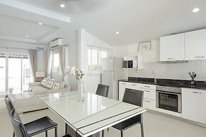 BaanPromphun Pool Villa by BV