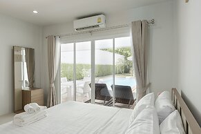 BaanPromphun Pool Villa by BV