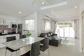 BaanPromphun Pool Villa by BV