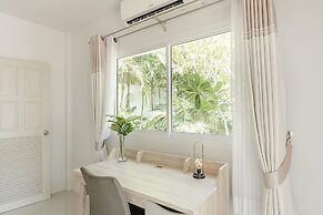 BaanPromphun Pool Villa by BV