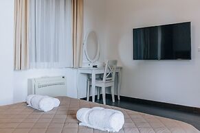 Apartments Kuce Lekovica snack bar- Bistro & Beach