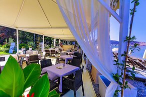 Apartments Kuce Lekovica snack bar- Bistro & Beach