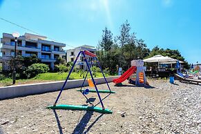 Apartments Kuce Lekovica snack bar- Bistro & Beach