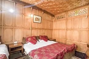 GuestHouser 3 BHK Houseboat d520