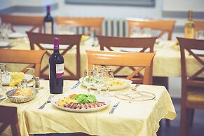 Hotel Notre- Dame de France