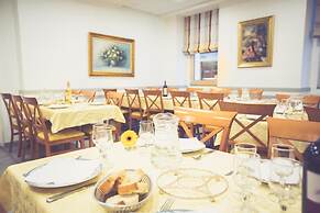 Hotel Notre- Dame de France