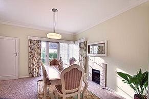 200 Riccarton Holiday House