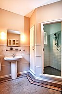 200 Riccarton Holiday House