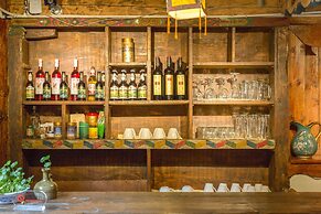 Shangri-La E-Outfitting Boutique Hotel