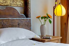 Shangri-La E-Outfitting Boutique Hotel